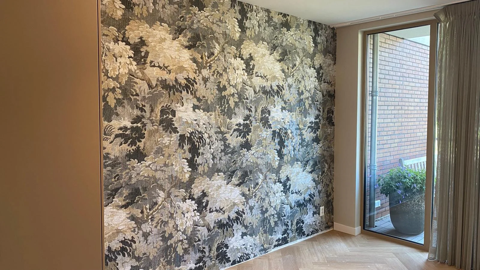 Luxe interieur met artistieke bloemenwand als blikvanger