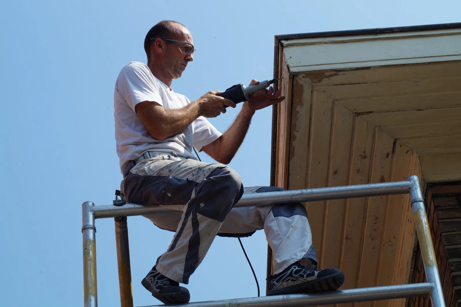 Detailwerk aan een houten dakrand vanaf een steiger
